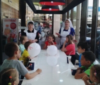 Сотрудники KFC города Алматы при участии сестер милосердия подарили настоящий праздник детям из многодетных семей